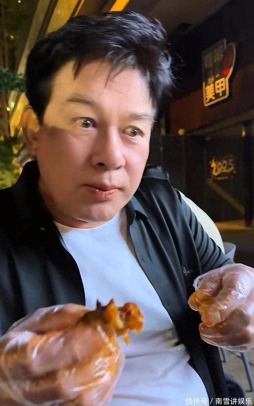 近日，网友在昆明偶遇71岁艺术家朱时茂。他现身参加活动，休闲装搭配墨镜，身姿挺拔