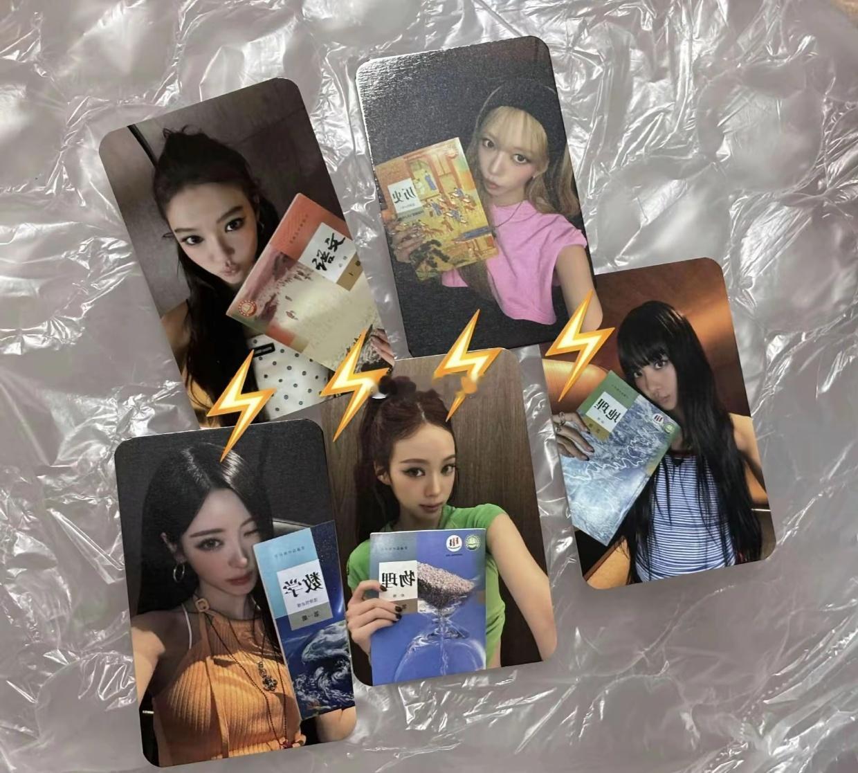 留给kpop的小卡拍照方式真不多了，这是真教科书级别的闯中。 
