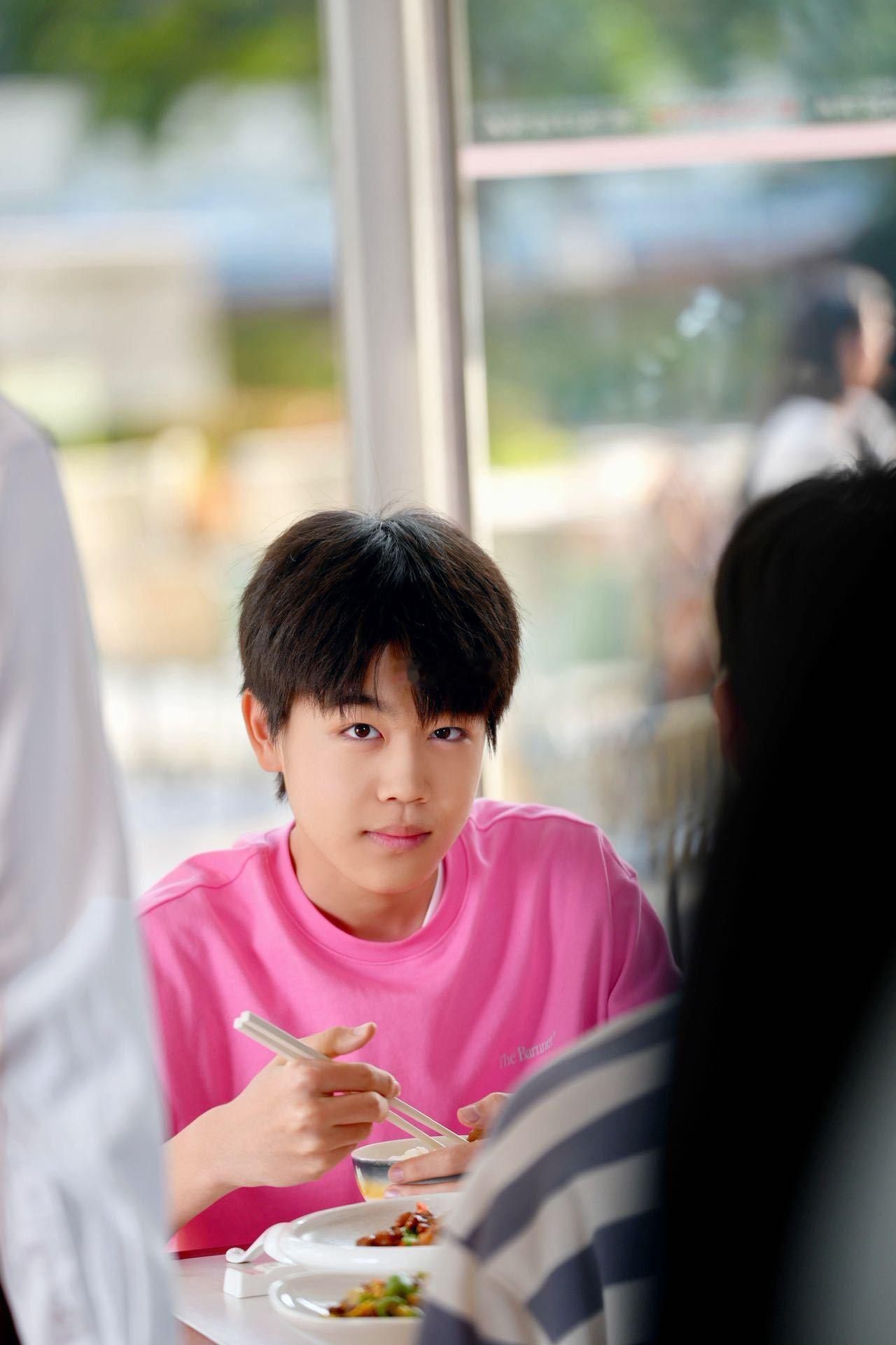 韩昊霖少年之间的托举 安德烈这个角色因韩昊霖而血肉丰满，他不仅演出了角色的孤独与