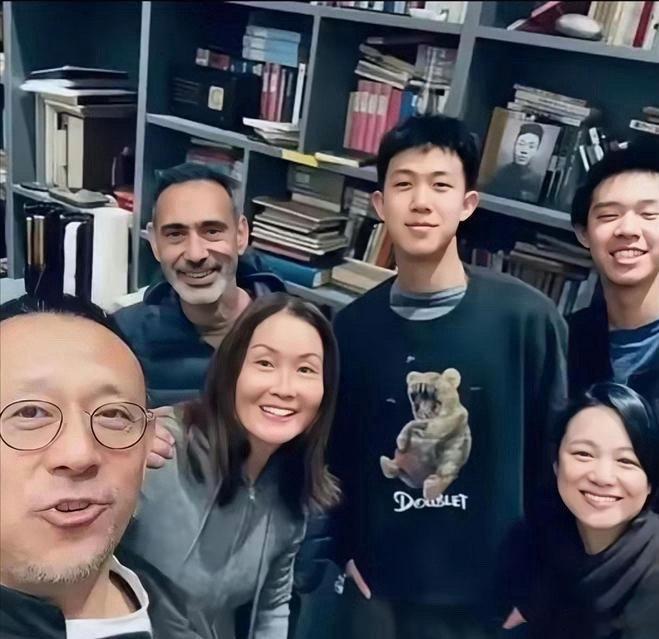 姜文的基因好强大，周韵生了两个儿子都像他，周韵就是个送货的，漂亮基因一点没沾。 