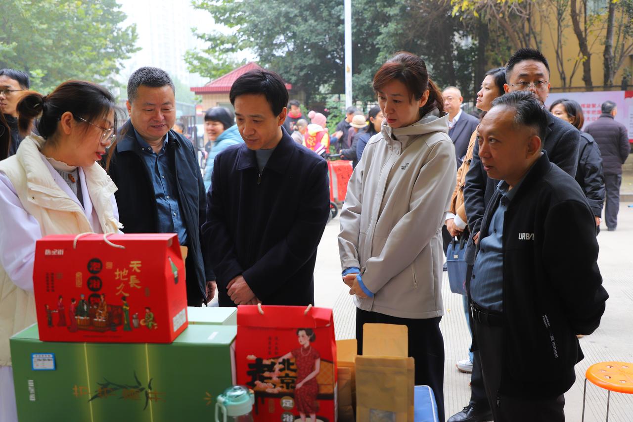 10月30日上午，新华区委统战部在北郡社区举办了“同心敬老 统战同行”系列活动开