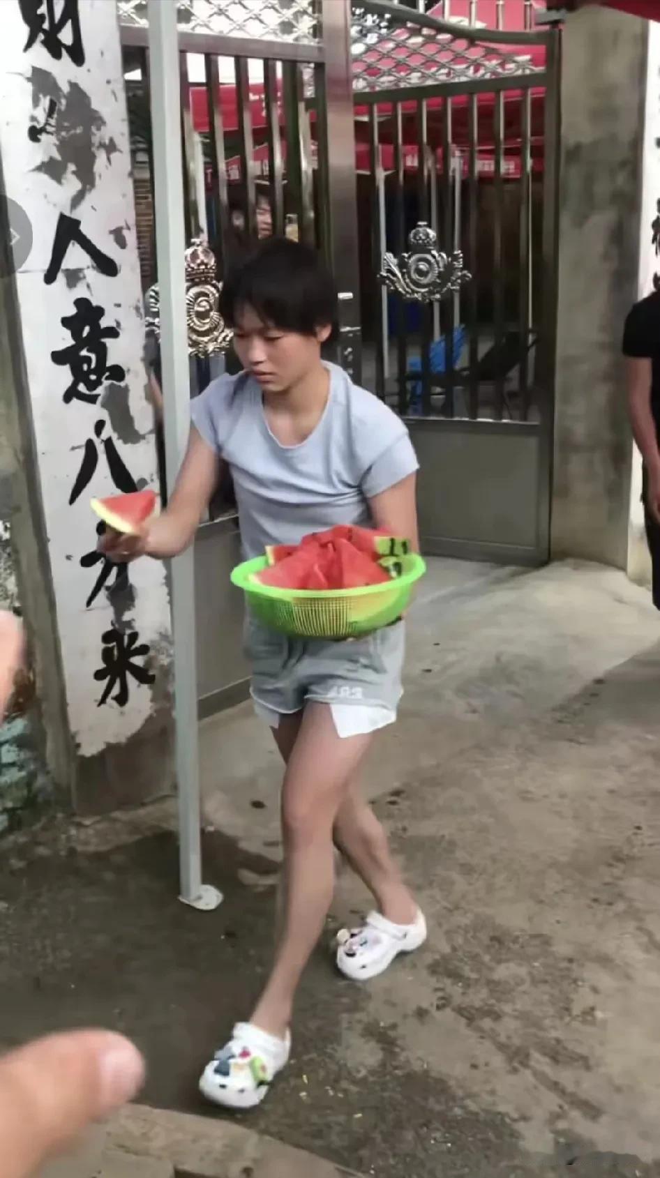全红婵给围在她家门口外的粉丝们发西瓜🍉，太有爱心了！过去两个多月，全国各地的粉