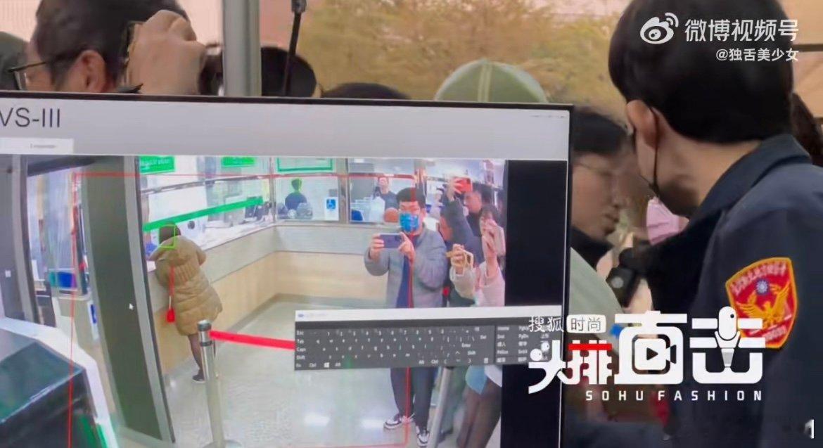 王大陆保释现场  王大陆已经被保释出来了  围观群众纷纷议论，猜测事件缘由。 