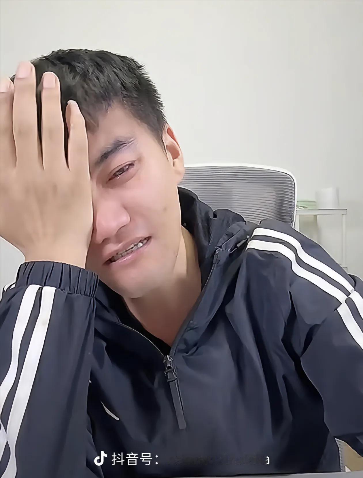 郁豹豹掩面哭泣，直播间里是不可以有这样的直播状态的。他抑郁大家也能够理解，小时候