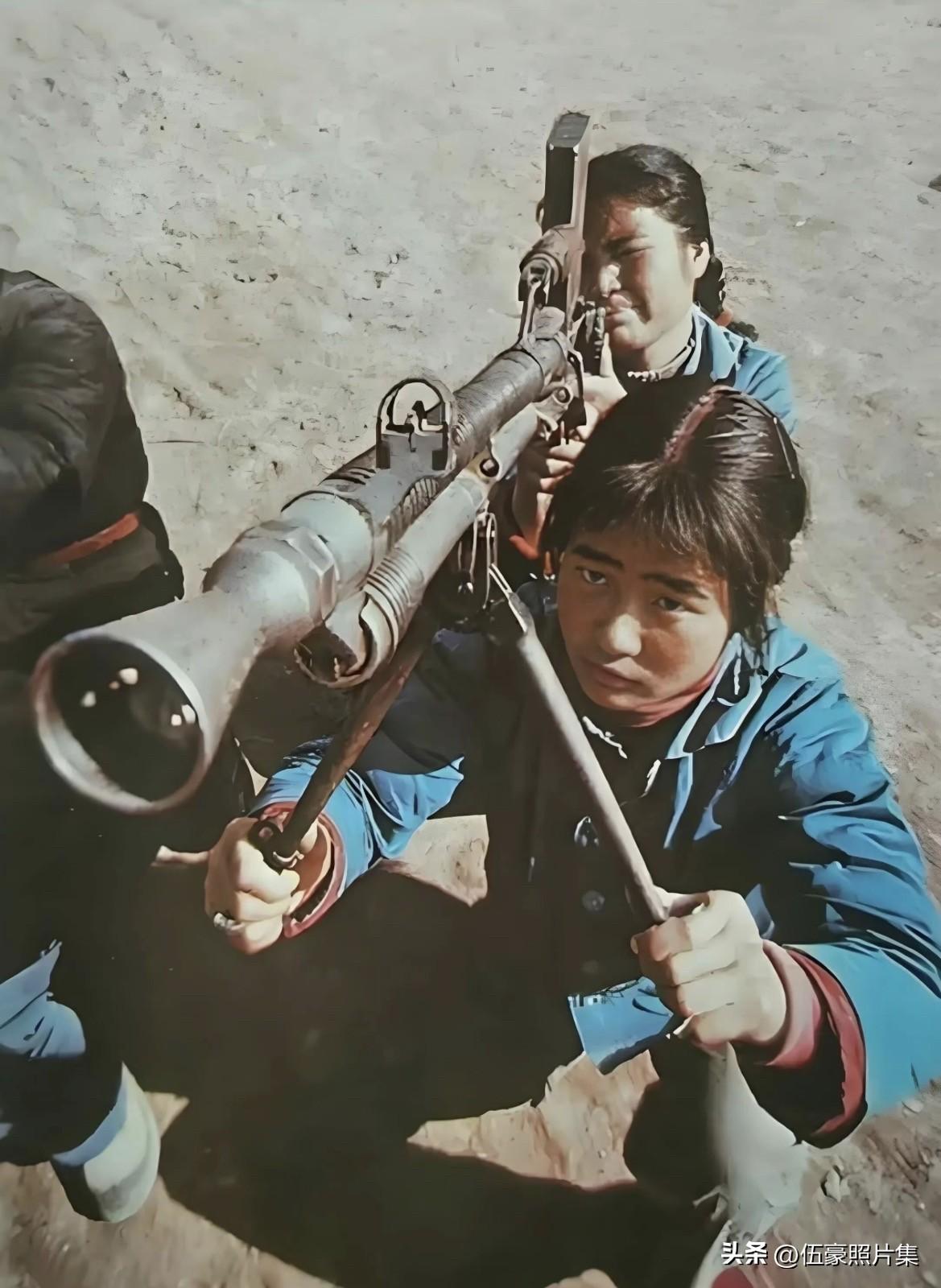 1972年，甘肃兰州榆中县女民兵手持改装后的捷克式轻机枪，开展轻武器对空射击训练