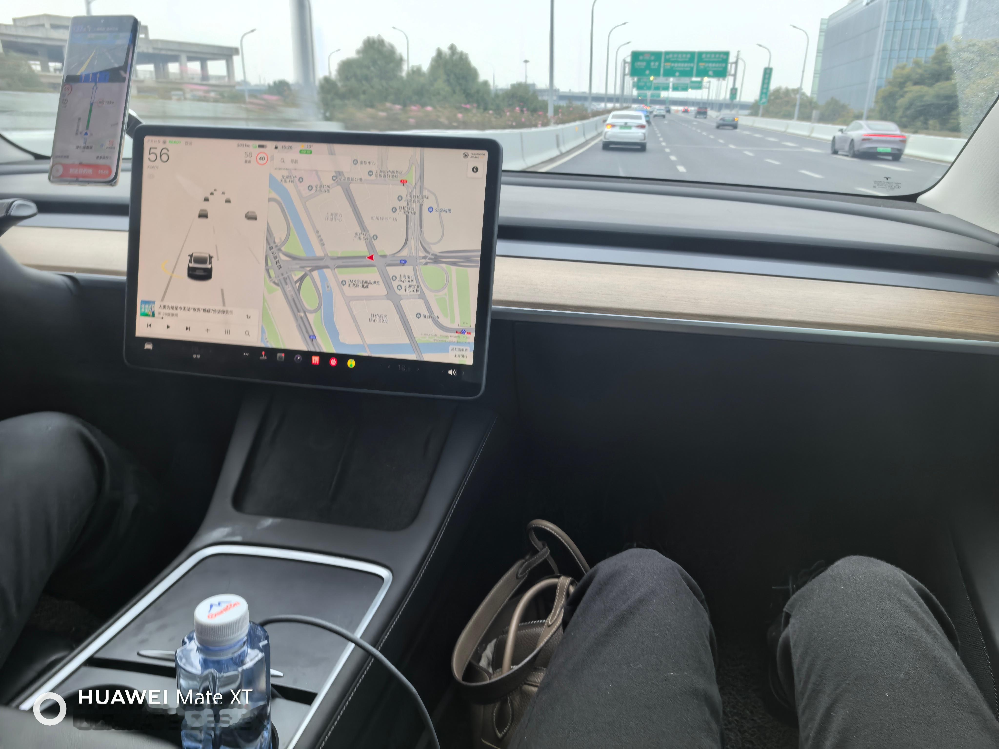 打滴滴专车打了辆Model 3，果断选择坐前排，但不得不说，悬架感觉还是很不错，