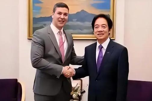 谁也没料到，窜访台湾的巴拉圭总统贝尼亚当场“翻脸”，把矛头赤裸裸对准中国——他公