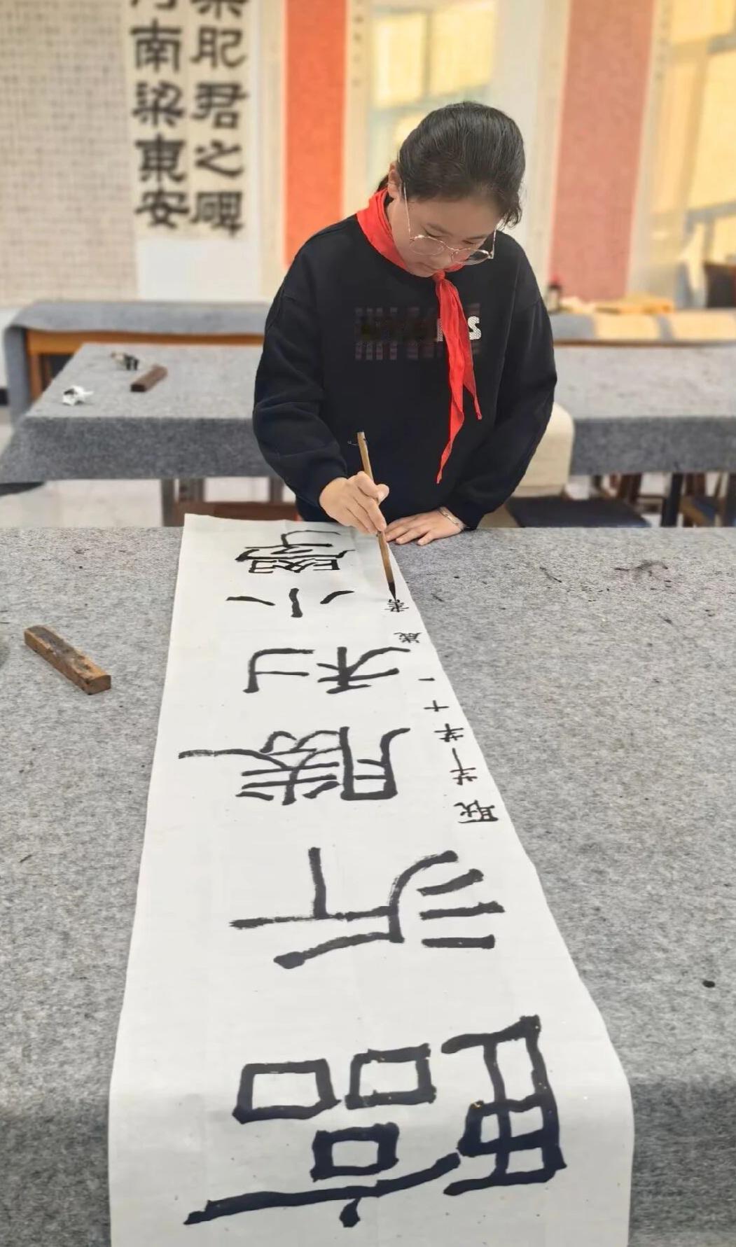 小学生为学校书写校牌。一是书法教育成果展示；二是增强学生的进取心和荣誉感；三是激