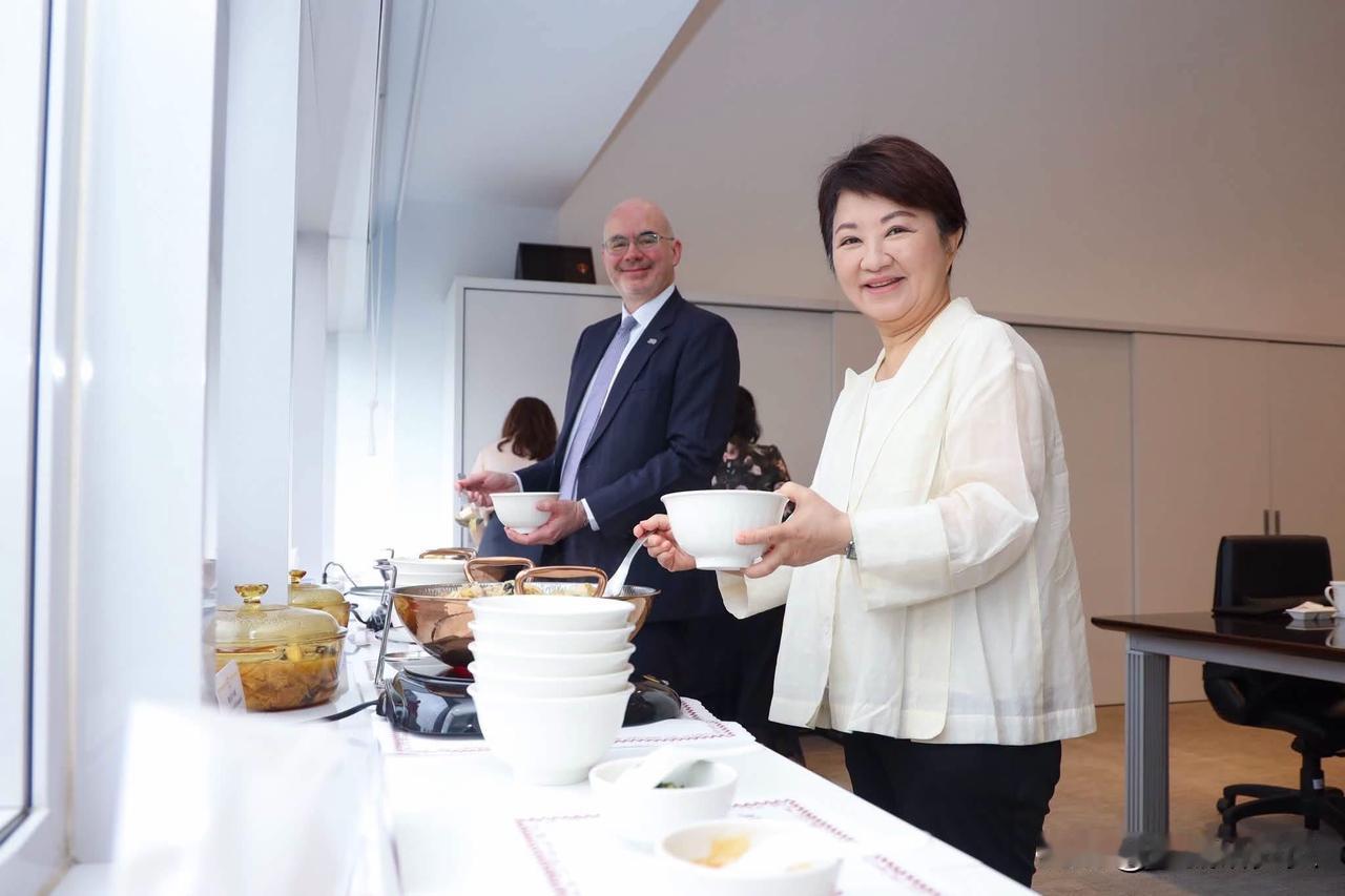 台中市长卢秀燕今（5日）在脸书发文表示，，媒体朋友问我，前两天在美村园区跟美在台