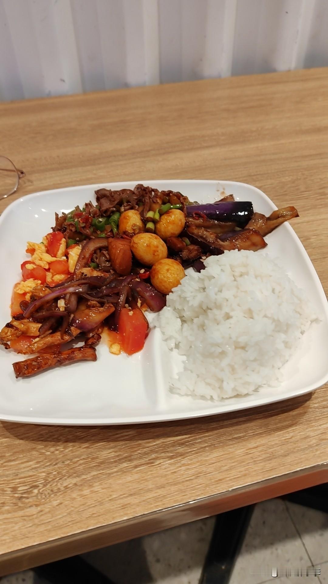 这几天没更新日常了，是因为这两天和黑皮呕气在，今天第三天没做饭了！原因就是下雨黑