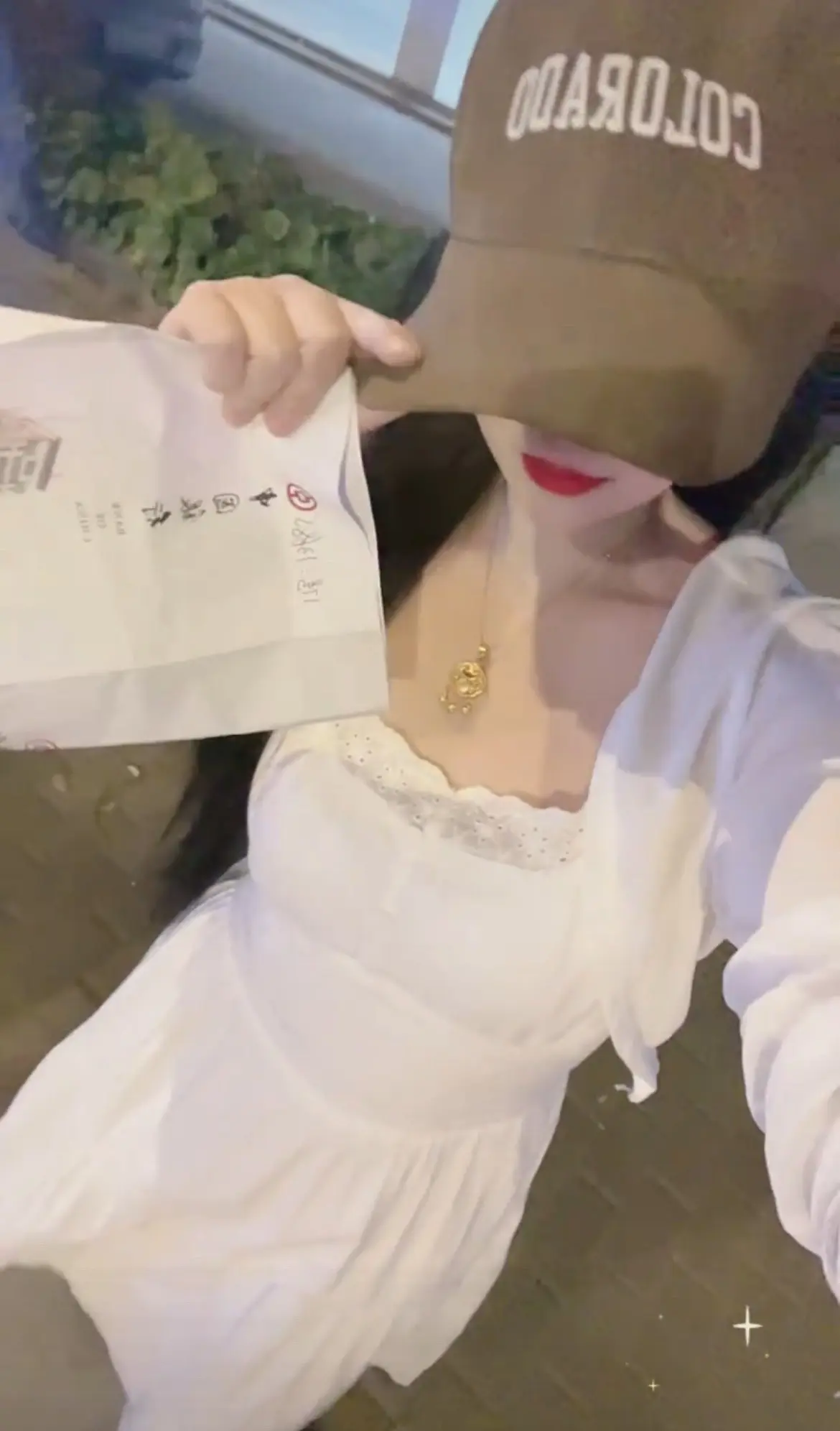 不要看惯了城里优质的生活，就忘记自己是哪个村的。