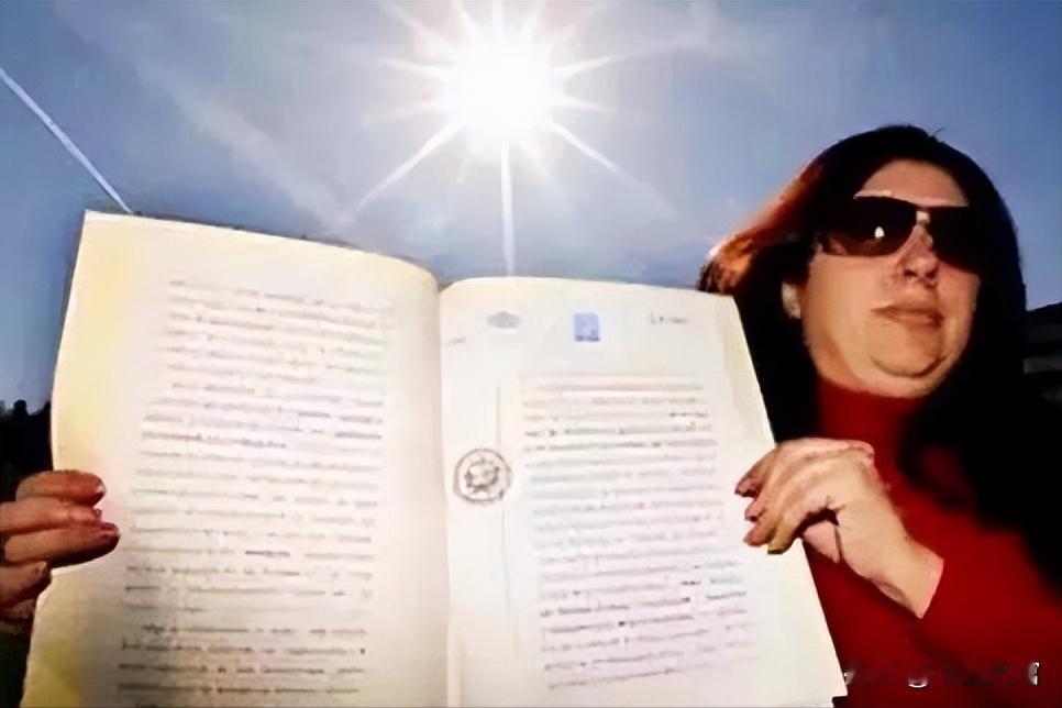 “太阳是我的，想用先给钱！”2010年，西班牙一名女子向全世界宣告。疯狂的举动引