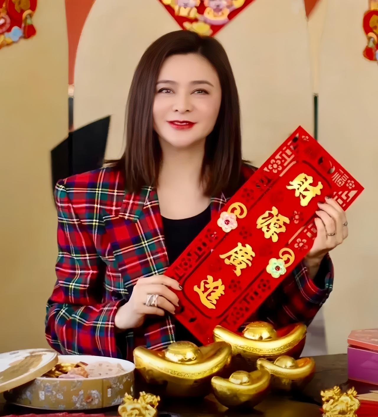 61岁的关之琳在个人社交媒体上发布了一段拜年视频，引起了公众的广泛关注。视频中，