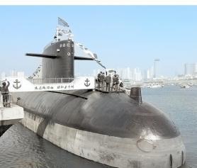 1971年，美国核潜艇携带160枚核弹头进入中国领海，中国潜艇发现后毫无犹豫地撞