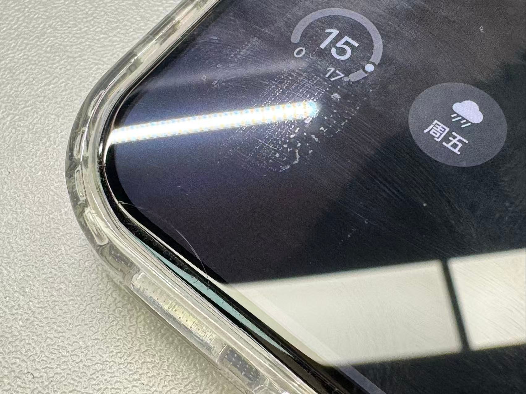 手残党实锤，早上看车太兴奋手机从衣服兜里掉出来两次到水泥地上...膜也裂了壳也磕