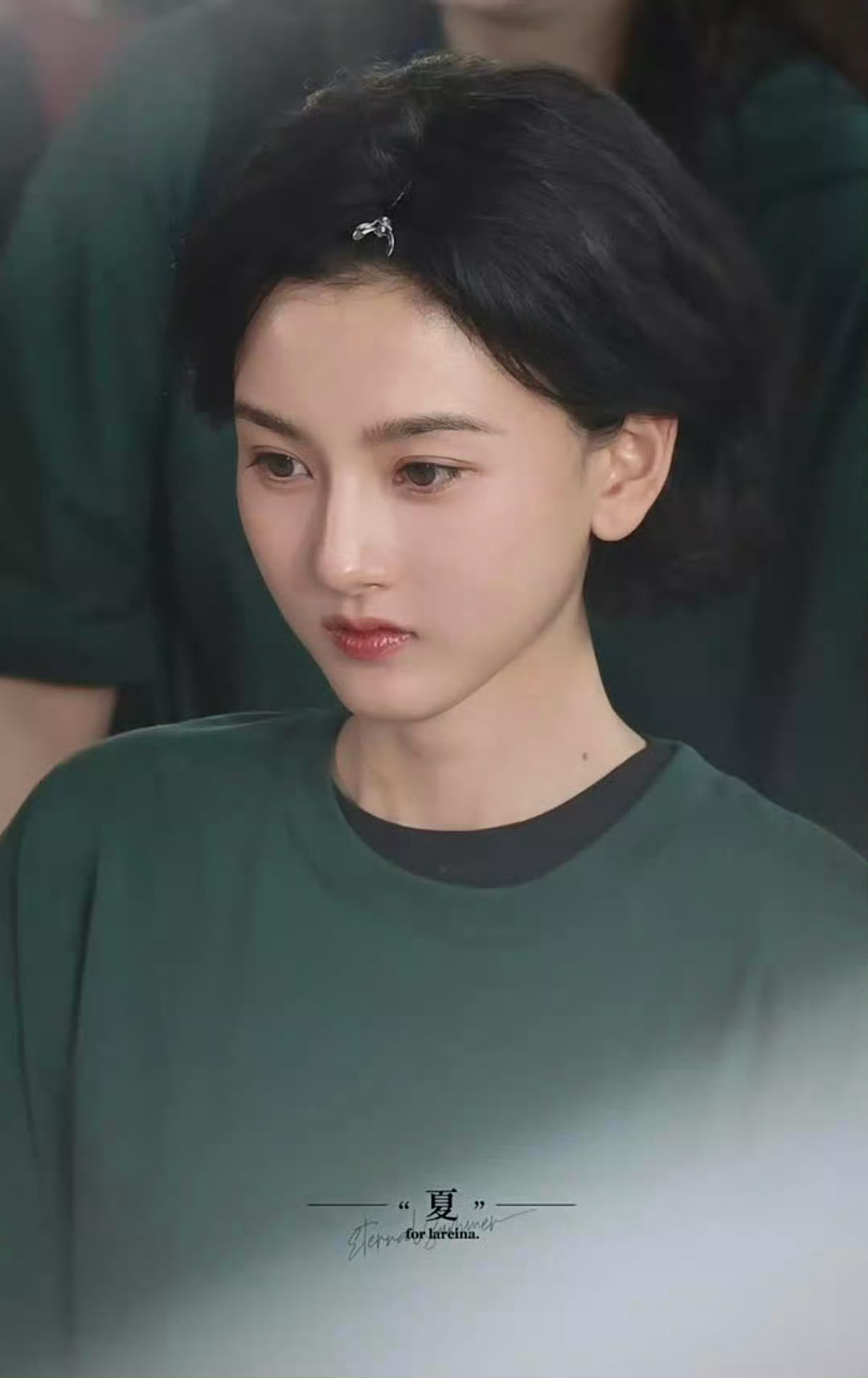 宋祖儿寒夜无声短发出妆  没有哪一个造型师会不爱宋祖儿的脸，任何一款新造型宋祖儿
