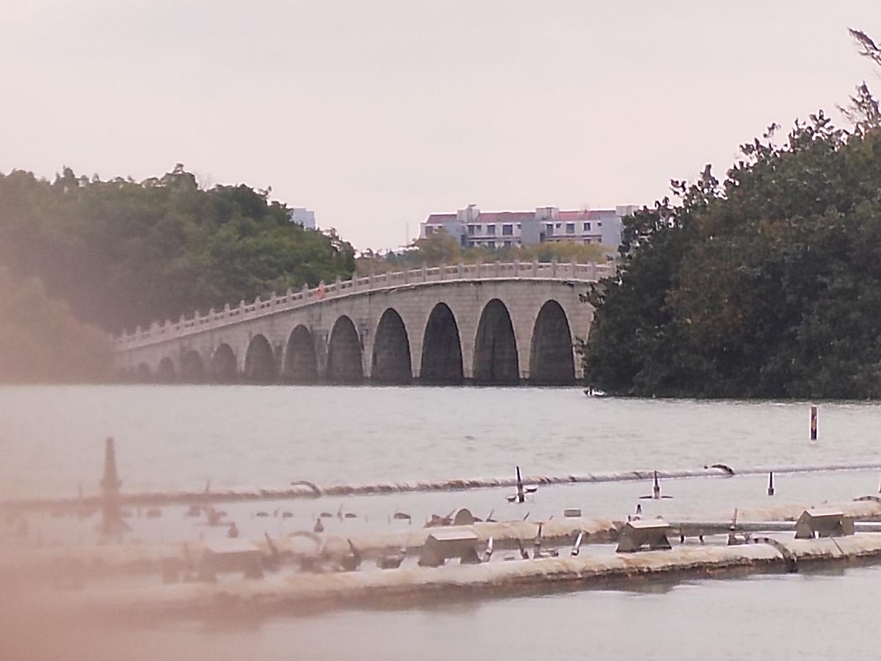 泉州西湖公园，泉州著名休闲娱乐旅游景区。清晨，当你漫步在西湖畔，抬眼望去，一座白