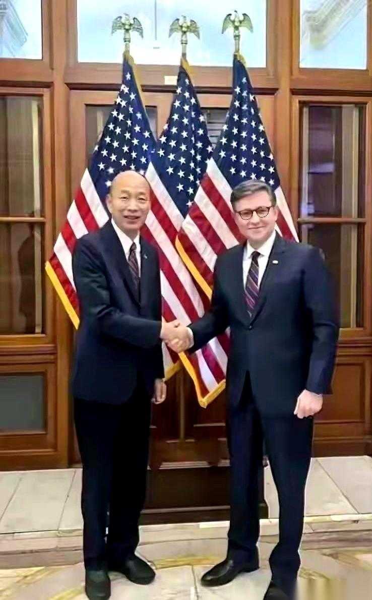 韩国瑜和美国人约翰逊会面的那场现场转播里，最刺眼的，是两人中间那张空荡荡的桌子。