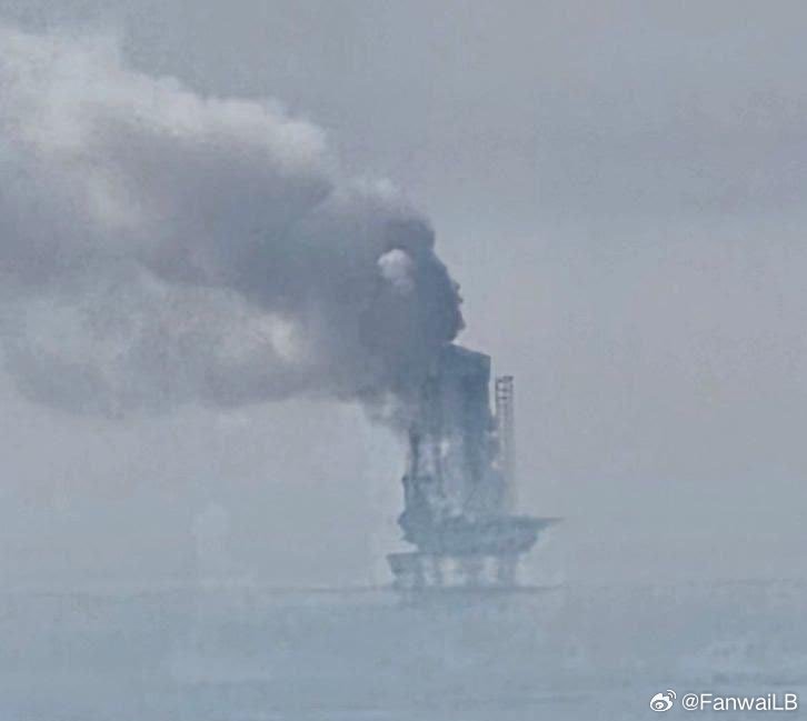波斯湾，阿联酋的一个石油钻进平台今天被击中。烽火问鼎计划特朗普发布8分钟视频伊朗