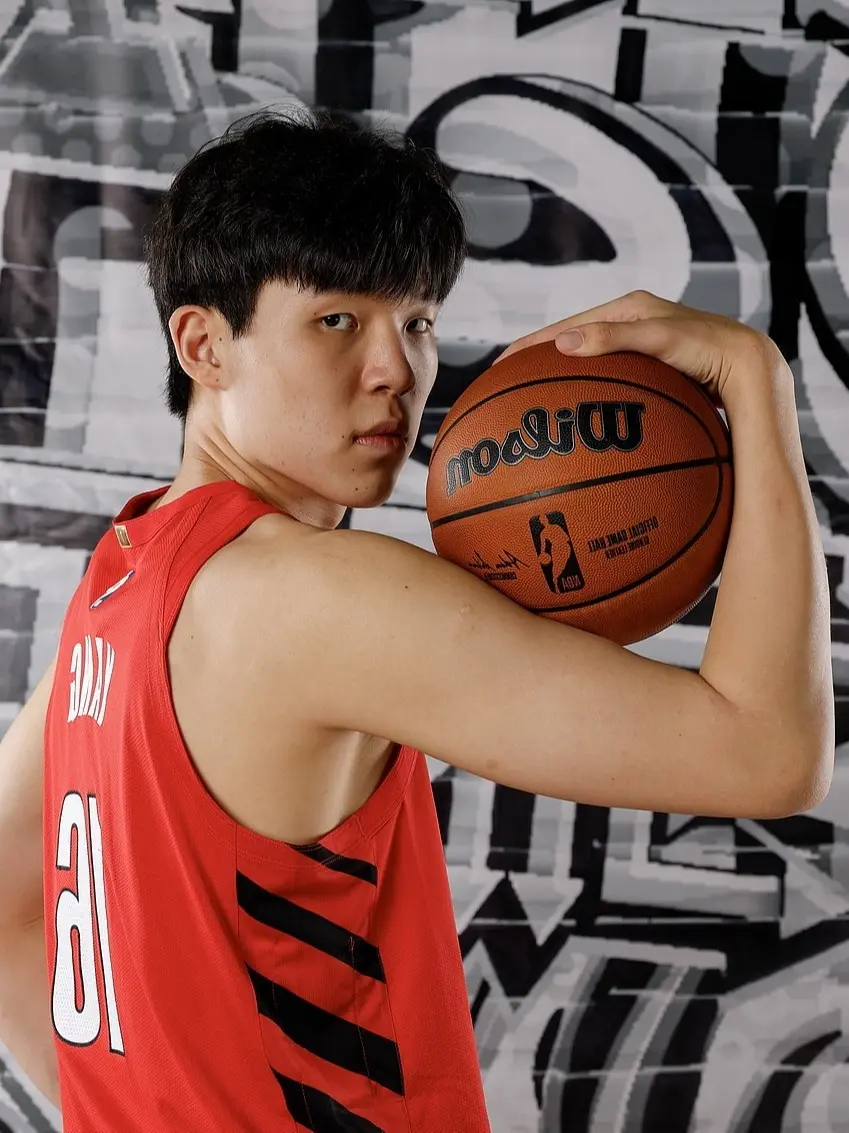 杨瀚森首发球衣42356元拍出 杨瀚森首次首发球衣被拍卖。据美媒SLAM分享动态