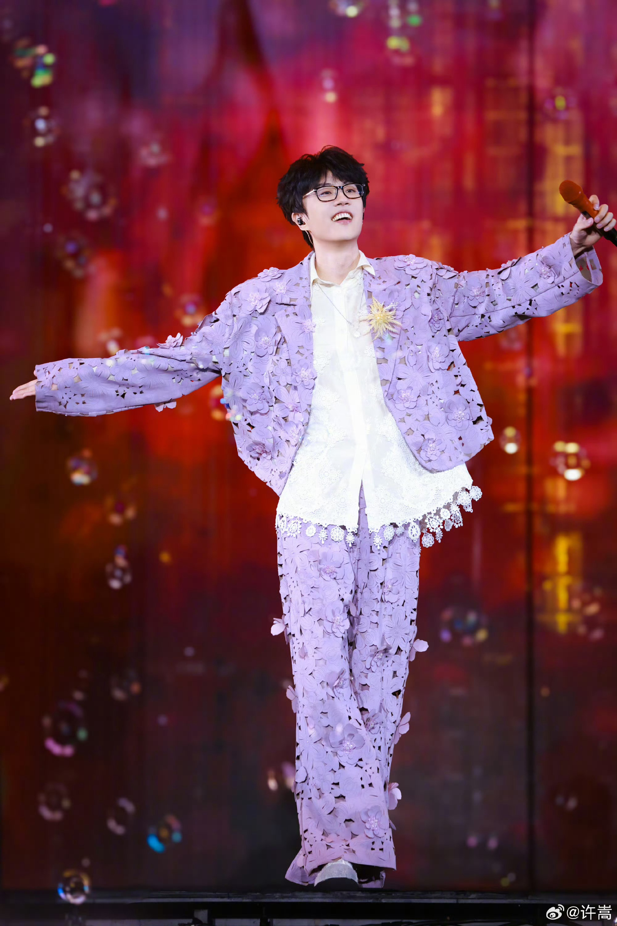 许嵩说这几天在苏州横着走谁能想到演唱会名梗居然来自大闸蟹，许嵩一句在苏州横着走，