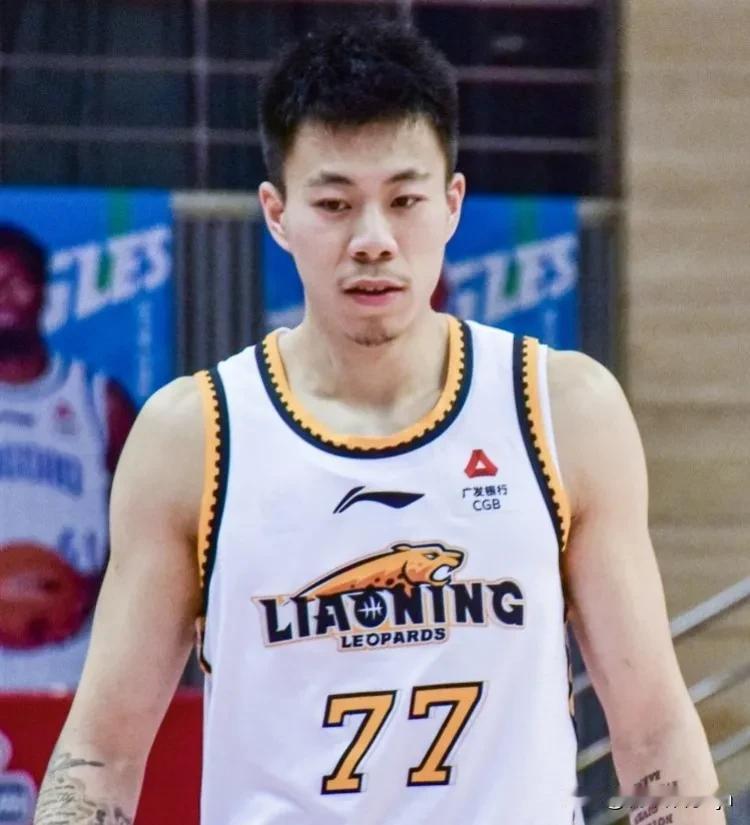 随着山东男篮86：103不敌辽宁男篮，本场比赛暴露出3个可笑的事实。

1. 张