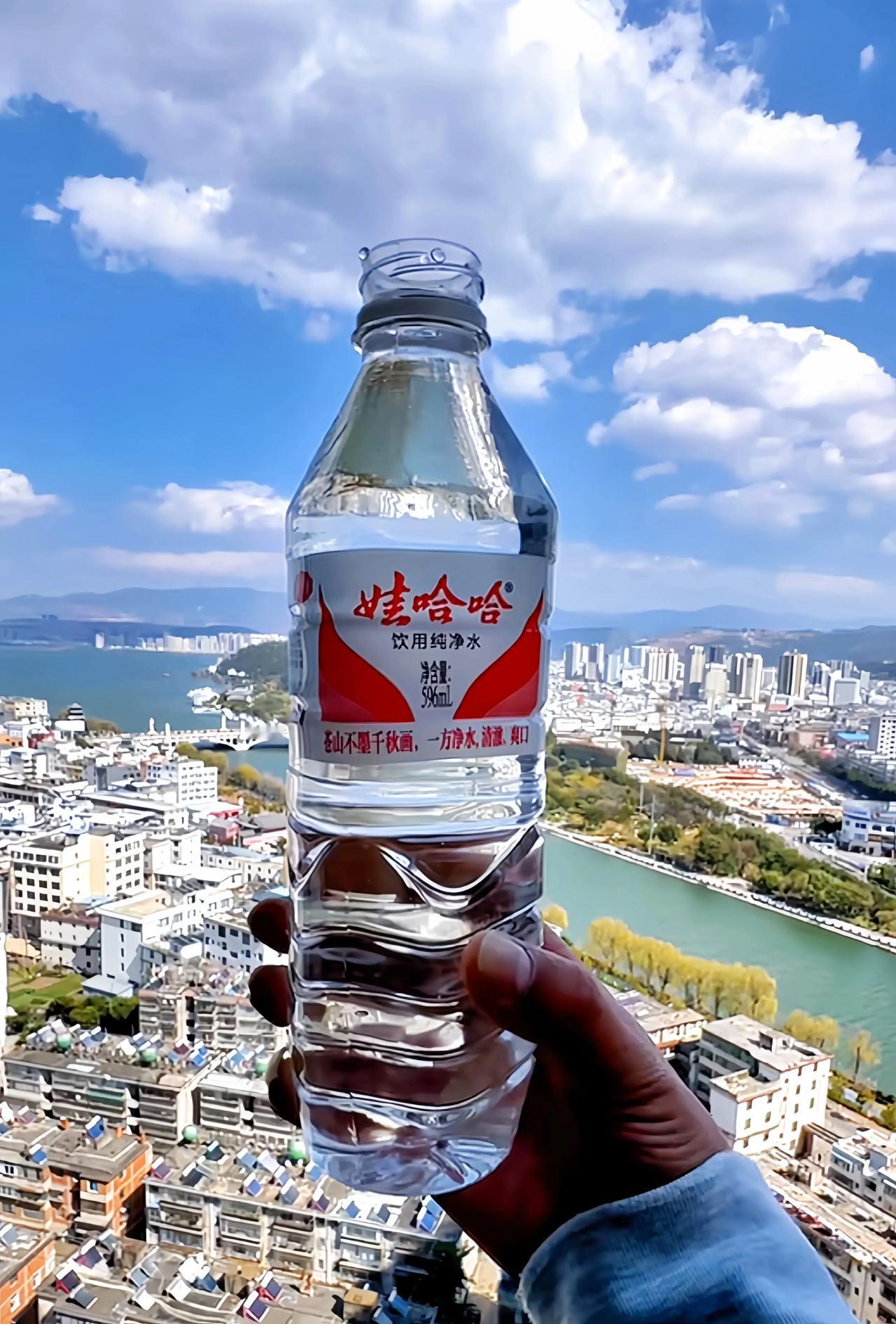596ml，分毫不作假！宗老太良心了…
这种包装娃哈哈的水，你喝过吗？
瓶身上有
