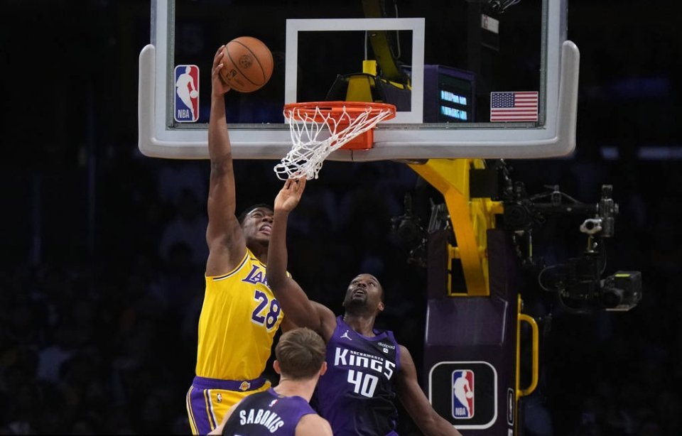 北京时间11月16日NBA常规赛，客场作战的萨克拉门托国王以125-110击败洛