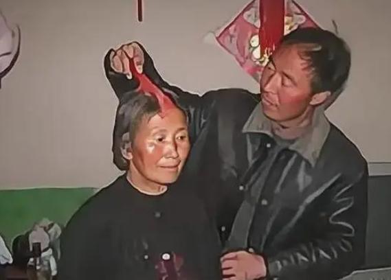 2002年，河北一男子下班途中遇见了一个聋哑老太，出于同情将她带回家，谁知老人在