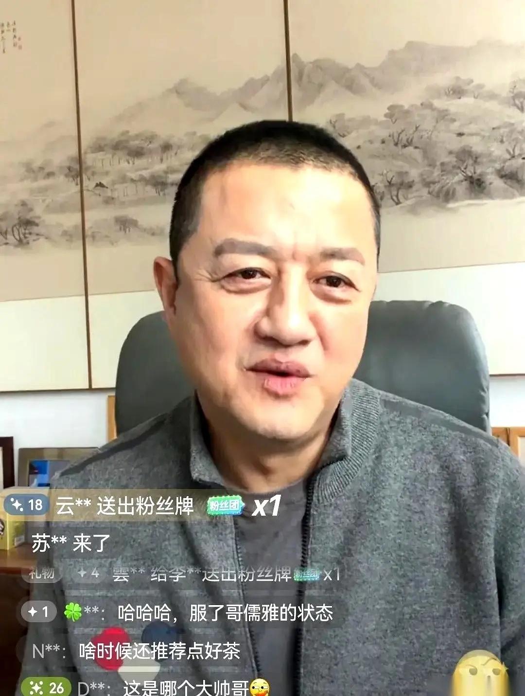 “不帮就不帮吧！”
直播时，李亚鹏看见滚动的屏幕，网友的回答。起因是李亚鹏央求网