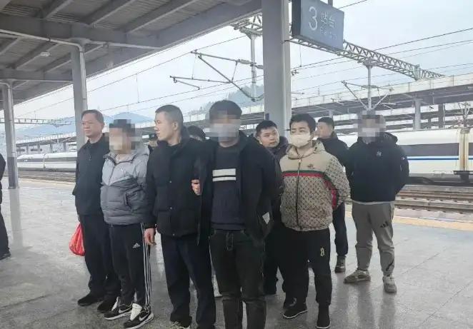 如果很久没有联系的同学朋友，突然很热情的要叫你出去，或者连续多少天和你打招呼，那