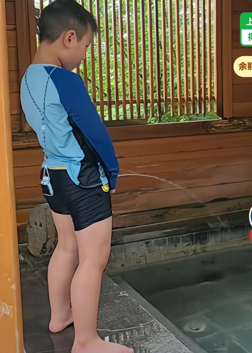 网友拍摄孩子往温泉里“小便”，孩子一转身，发现错怪了她，原来是错位拍摄，
只是这