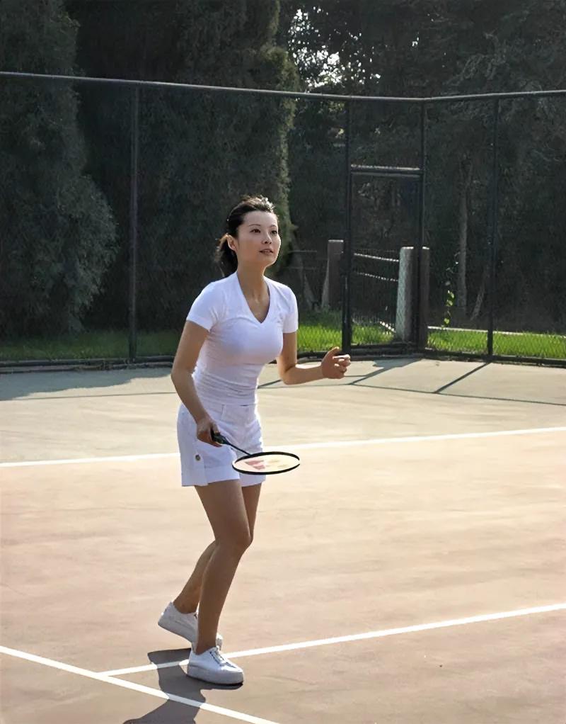 袁立打羽毛球🏸时的运动照。
那时的袁立已经35岁，但仍显年轻气态：丰满的身材，
