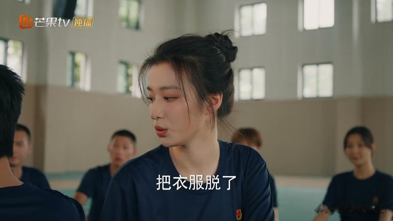 《我的人间烟火》剧中，难得看许沁顺眼一回，这波福利太养眼了吧！~~

许沁接到医