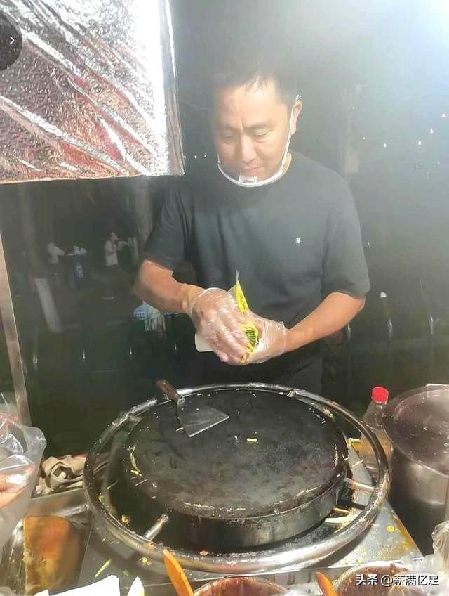 42岁的人，把1万5的经理扔了，跑去小区门口摊煎饼。
上个月递了辞呈，18年销售