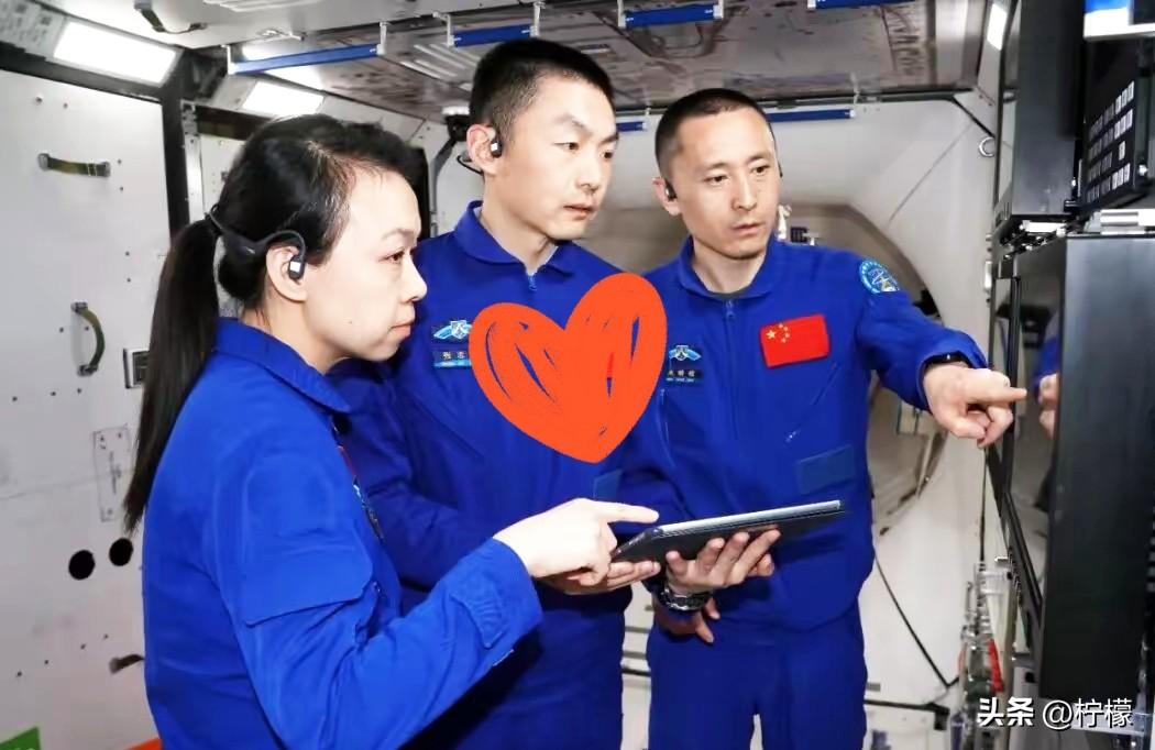神舟二十三号发射后没多久，港媒的直播画面里，黎家盈的笔飘了起来。她伸手轻轻拨了一