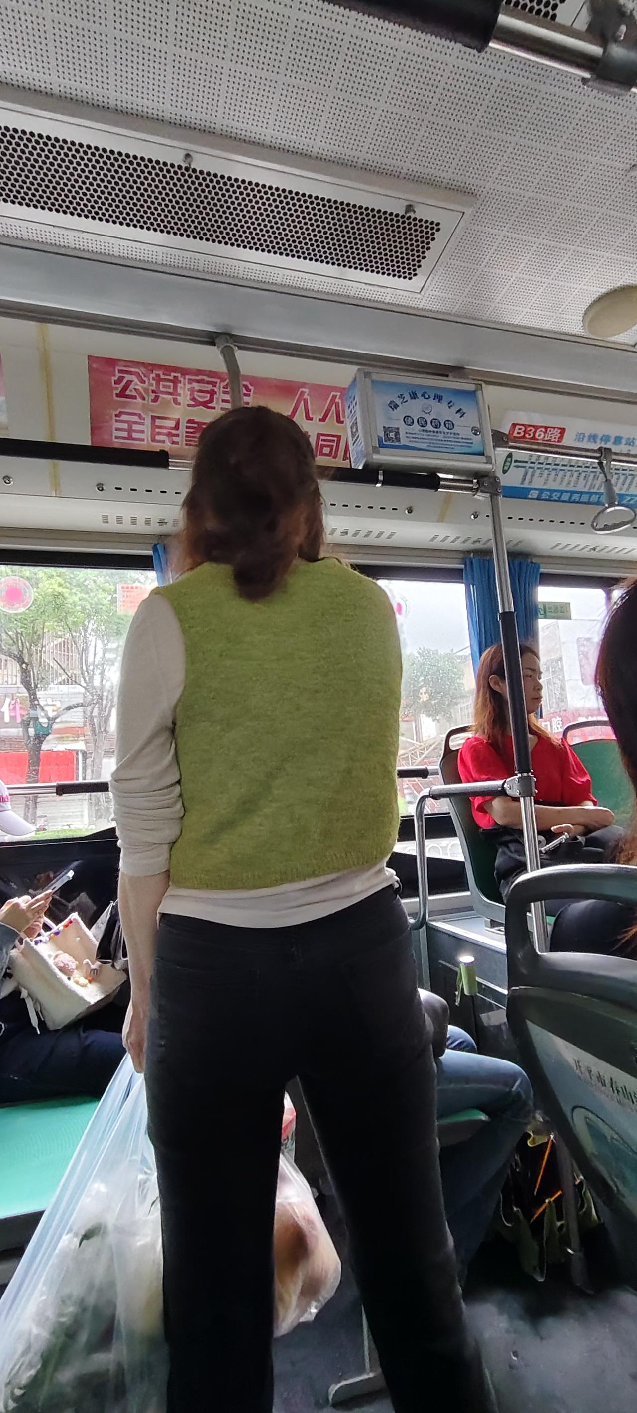 针尖对麦芒！犟司机碰上了犟乘客
今天上午9时多，B36路公交车从东往西进入华南站