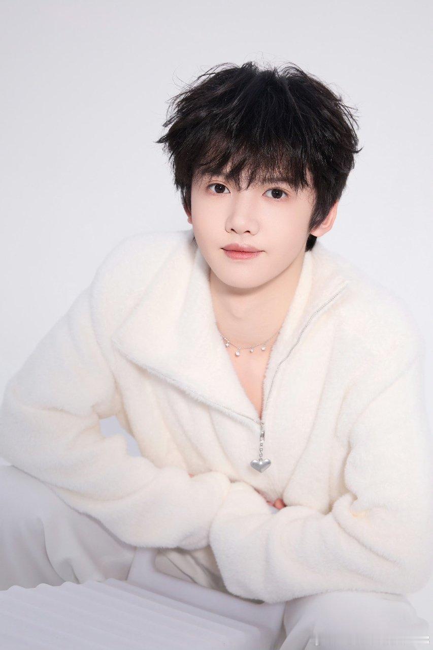 张奕然见面会造型 张奕然有点小紧张 张奕然见面会造型来啦 