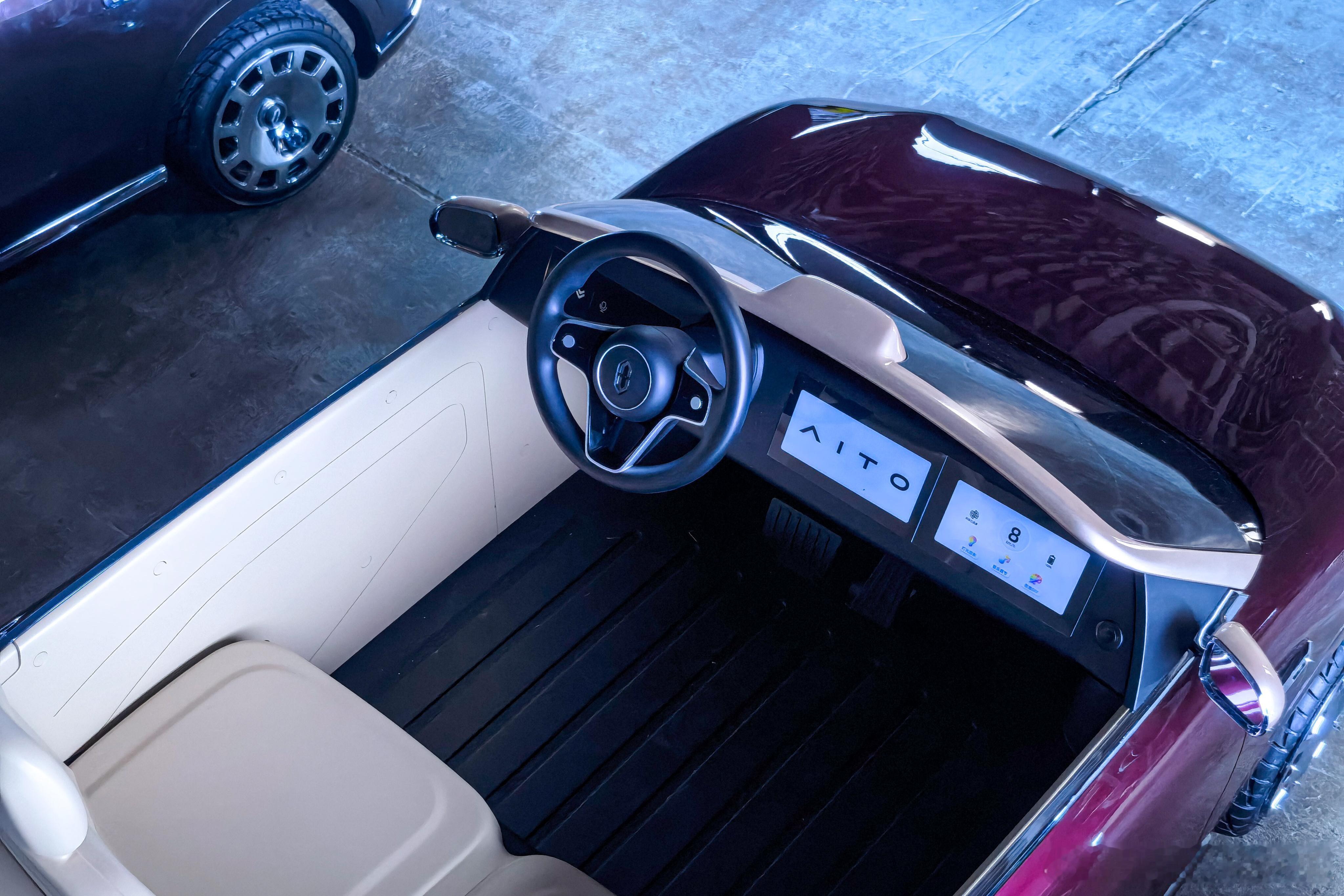 网友说这是问界 M0.9而且还头顶激光雷达、小蓝灯和副驾娱乐屏都有。鸿蒙智行春季