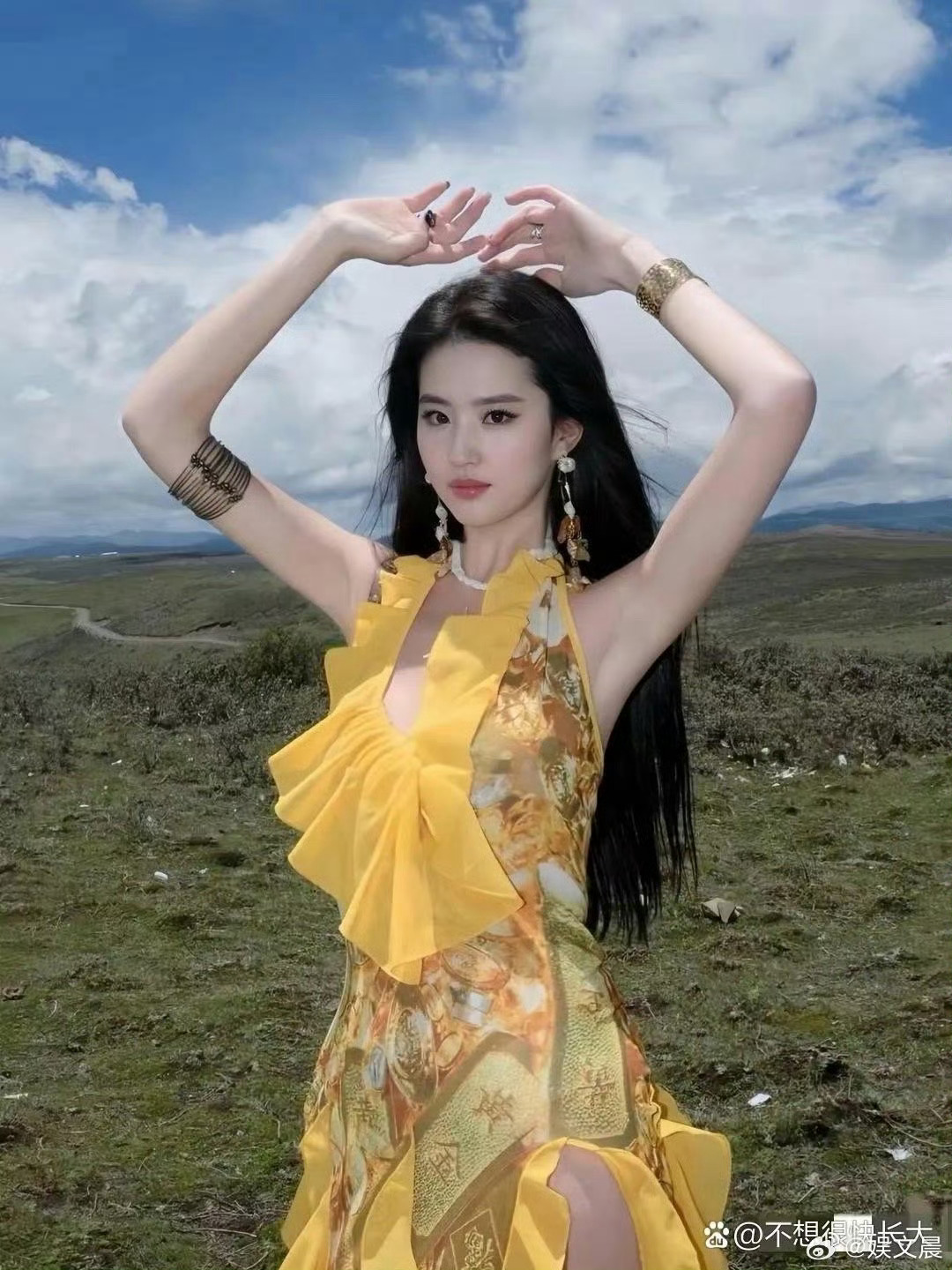 刘亦菲这身无敌了，白瘦美，眼神很有侵略性！ ​​​