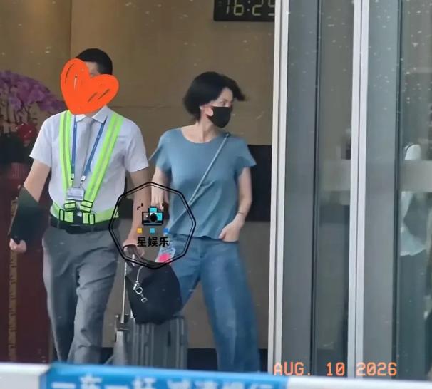 8月10日，57岁的王菲，冲上热搜，这一次，不是因为谢霆锋隔空示爱，而是和女儿李