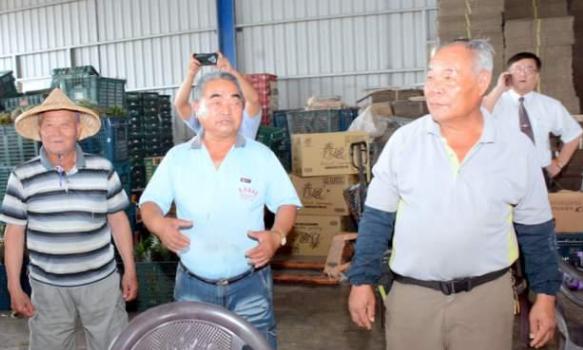 大陆帮台湾农民把货卖出去了，钱装进口袋了，选票还是投给民进党！很多人以为经济实惠