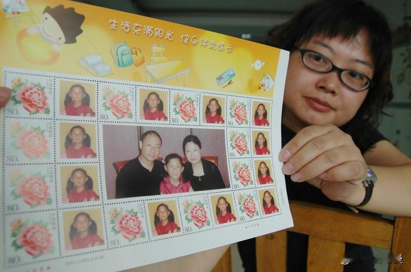 我的快乐，藏在书桌那个带锁的木盒子里。
 
一打开，满是岁月的味道。邮票不算多，