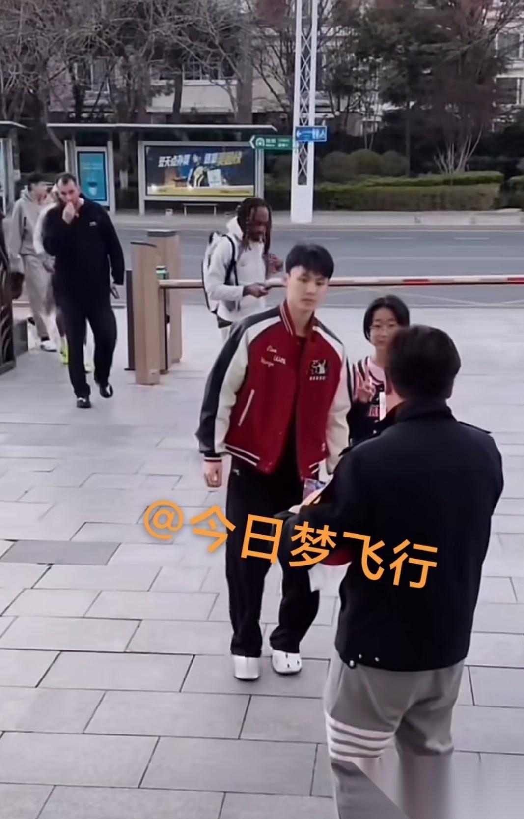 广东队客场不敌山东队后，网上就流言广东队外援麦考尓被解除合同已经离队的消息。事实