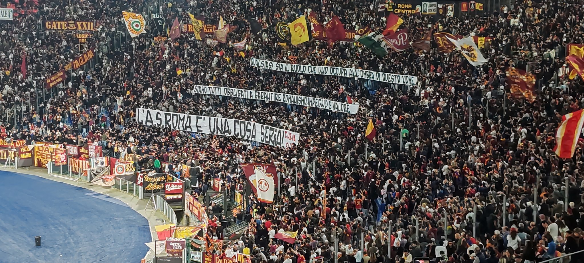 南看台针对加斯佩里尼vs拉涅利事件挂出的标语：“无论一个人在其名号之下身处何种位