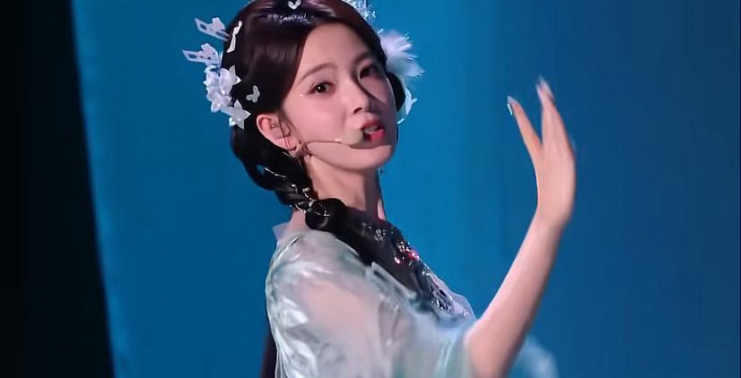 陈瑶这身像是来收购的陈瑶这次舞台造型直接颠覆以往印象，利落穿搭衬得身姿挺拔，沉稳