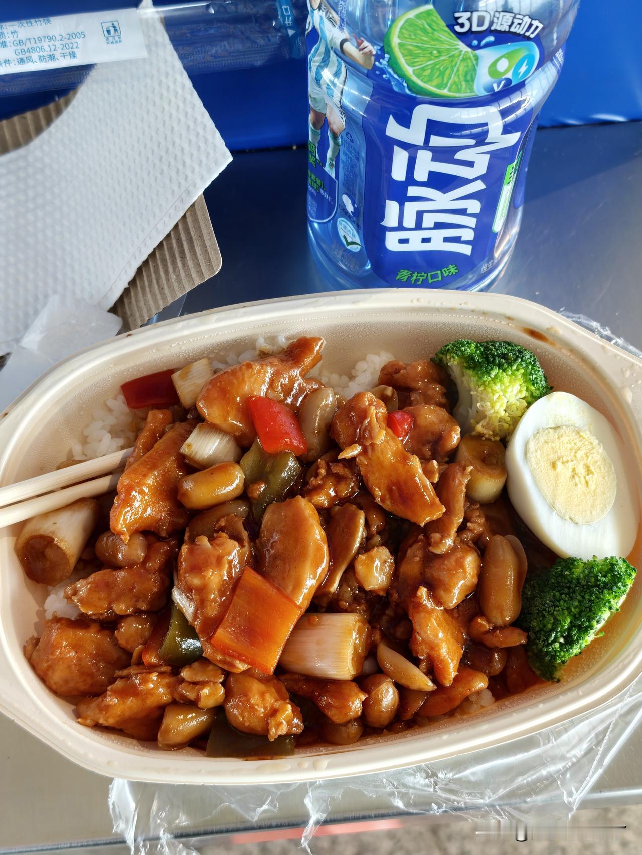 首都机场延误了，买了份便当16.9，脉动6.6，有肉有菜有蛋还挺划算，比店里面便