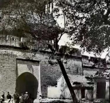 分享一段呼市人小时候的记忆：过去的呼和浩特“水八子”多，爱睡完懒觉的我没事就蹲在