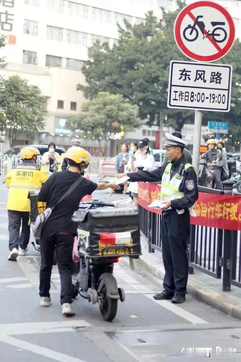 连电动车都开始限行了，这让百姓如何出行？

新闻直播，广州交警上街对电动车限行进