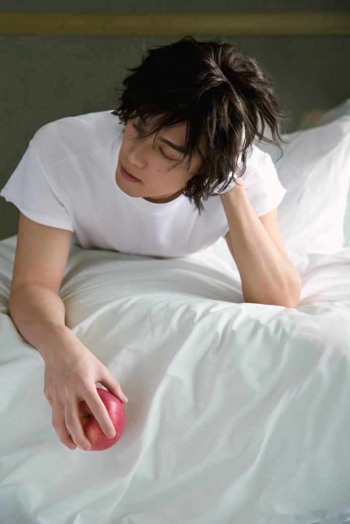 吴磊清爽白t吴磊泡面卷清爽白 t 衬得吴磊干净澄澈，泡面卷更显灵动，整体造型阳光